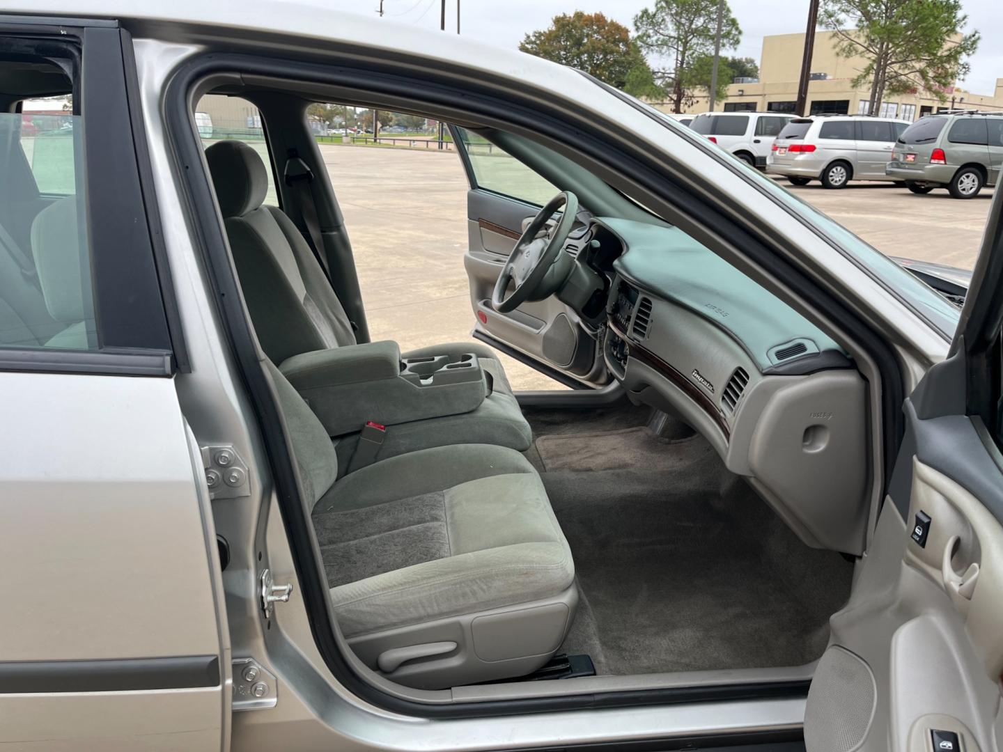 2005 SILVER /gray Chevrolet Impala Base (2G1WF52E459) with an 3.4L V6 OHV 12V engine, 4-Speed Automatic Overdrive transmission, located at 14700 Tomball Parkway 249, Houston, TX, 77086, (281) 444-2200, 29.928619, -95.504074 - Photo#11